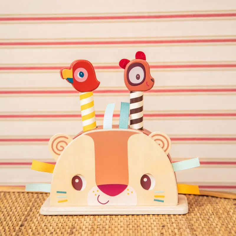 Gioco di abilità pop-up per neonati con animali in legno: i bastoncini, quando premuti, saltano, inoltre si possono muovere gli occhi del leone tirandogli le orecchie - perfetto per i neonati dai 12 mesi in su!